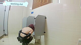 일본 여자가 공중 화장실에서 자신을 유혹하고 유혹합니다.