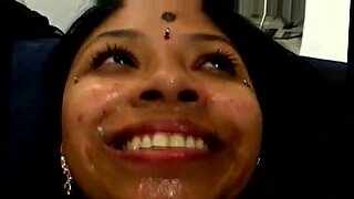 Ινδική καλλονή απολαμβάνει το πρόσωπο καλυμμένο με σπέρμα σε τρίο