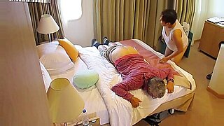 亚洲女仆在现代斯巴达身上使用纪律,推动BDSM游戏的界限。