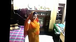 Indiase huisvrouw geeft zich over aan gepassioneerde seks
