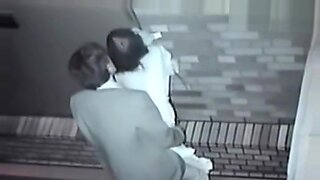 Momen intim pasangan Asia tertangkap kamera di tempat umum.