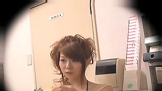 Une femme japonaise reçoit une surprise de bureau et un sexe intense.