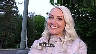 एक चेक गोरी सार्वजनिक रूप से आउटडोर सेक्स का आनंद लेती है।