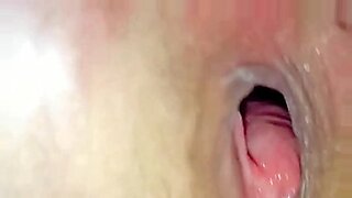 Vidéo de gros plan d'un sexe intense avec des gémissements et des grognements forts.