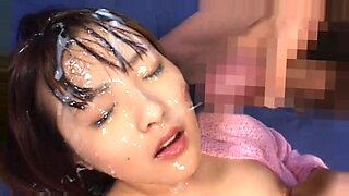 Japanische Schönheit bekommt intensive Bukkake-Gesichtsbehandlung bei einer Orgie