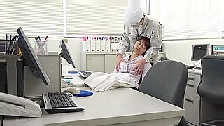 जापानी बॉस चड्डी में एक कार्यालय लड़की पर बीडीएसएम का उपयोग करता है।