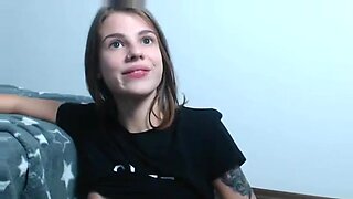 Gadis Kurus Menjelajahi Fantasi Fetish di Webcam
