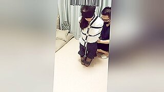 섹시한 아시아 미녀가 BDSM 플레이에서 재갈을 물고 구속됩니다