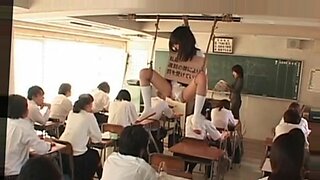 一个性感的亚洲老师用公共裙装羞辱自己。
