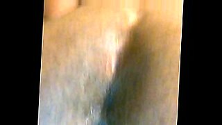Ένα κορίτσι με καμπύλες πέφτει κάτω και λερώνεται σε ένα καυτό βίντεο.