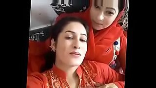 Những khoảnh khắc bí mật của nữ sinh Pakistan bị bắt gặp trên camera quan sát