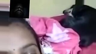 Gadis Kampung memamerkan payudara besar di webcam untuk kekasihnya