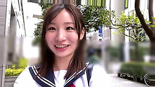Seorang gadis remaja Jepang terlibat dalam aktivitas seksual yang panas.