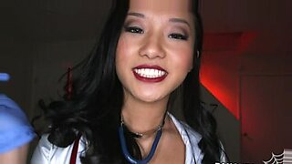 Alina Li, seorang wanita Asia yang seksi, menelan air mani setelah seks tegar.