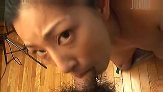 जापानी महिला पीओवी में एक अद्भुत मुख-मैथुन करती है।