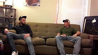 Lelaki gay muda meneroka seks asrama dalam video panas.