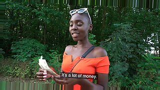 Une femme amateur noire devient coquine avec un homme blanc pour de l'argent.