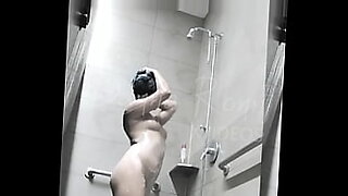 Stiekem opgenomen badkamer capriolen gevangen op camera