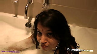La zia indiana fa la maiala in bagno