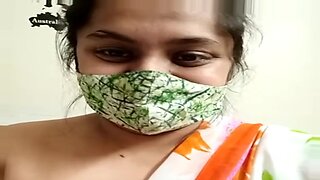 Gadis India panas memamerkan payudara besar di webcam.