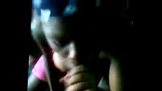 الشقراء الشابة إيشا واتس تسعد نفسها في فيديو منفرد.