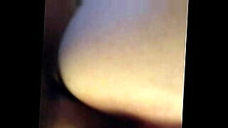 बड़े स्तन वाली सुंदरी एलिक्स फ्लैक्स कामुक स्ट्रिप के साथ खुद को आनंदित करते हुए छेड़ती है।