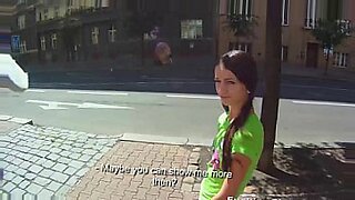 Esibire il seno a estranei ignari su marciapiedi pubblici