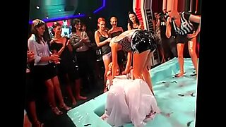 シズリング・オディサが、ホットなXXXポーズをフルレングスビデオで披露する。