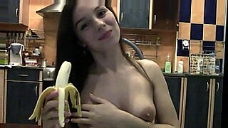 Een verse banaan krijgt de ultieme aandacht die hij verdient.