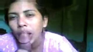 Η ινδική κοπέλα κάνει παθιασμένη πίπα.
