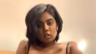Una bellissima donna dello Sri Lanka mostra le sue curve in una sessione webcam piccante.
