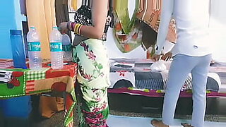 MILF bhabhi séduit avec un strip sensuel et du sexe oral