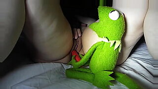 Seorang katak lesbian menjadi liar dalam hiburan dewasa Mbour.