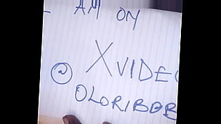 Một video XXX Nigerian với hành động kích thích dẫn đến một cảnh xuất tinh mạnh mẽ.