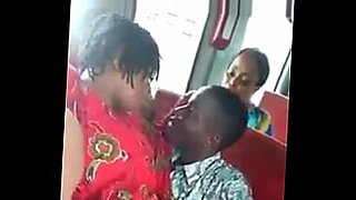 Un autobus scolastico ugandese si trasforma in una festa del sesso selvaggia.