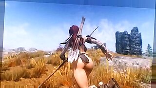 Γυμνός cosplayer προσφέρει παιχνίδι ρόλων Skyrim σε ένα καυτό βίντεο.