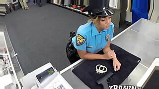 一个性感的警察在摄像机前变得肮脏。