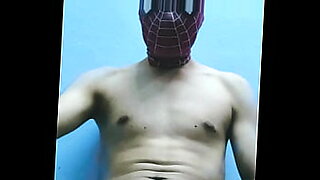 Ένας σούπερ ήρωας ντυμένος με στολή Spiderman συμμετέχει σε καυτές σεξουαλικές συναντήσεις.
