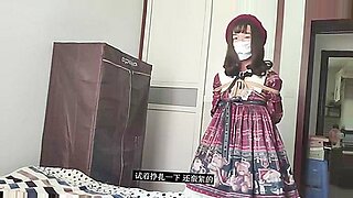 Uma doce garota chinesa explora o BDSM com auto-vinculação e restrições.