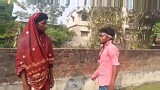 Gadis Hindu menjadi gila dengan bermain handuk