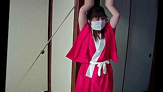 일본 미인은 강렬한 구속과 매혹적인 BDSM 장면에서 재갈을 견디고 있습니다.