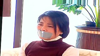중국의 미인이 강렬한 BDSM 장면에서 구속되고 구속됩니다.