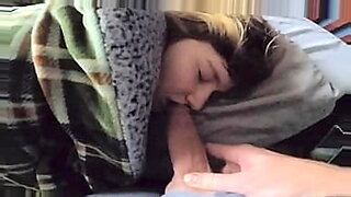 Una adolescente pequeña con grandes pechos le da a su pareja una mamada impresionante en la cama.