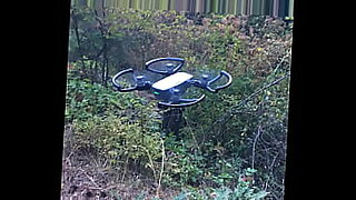 Drone modern memberikan pemandangan udara dari aksi tersebut.