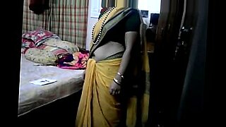 Auntie in saree gets passionate kissing in steamy video.