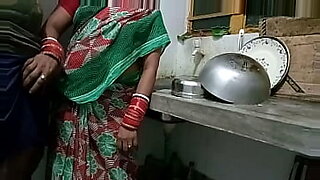 Seks kampung yang kasar dengan seks yang intens di dapur.