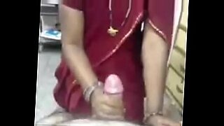 Une tante Desi en sari s'expose