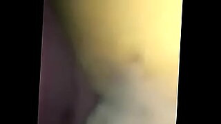 가나안 가수가 뜨거운 비디오에서 더러워집니다.