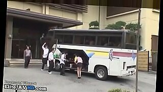 فتاة يابانية تسعدها فتاتان في حافلة