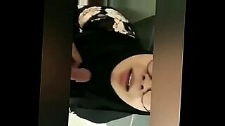 Wanita-wanita cantik yang berpakaian hijab menggoda dalam video Xnxx.